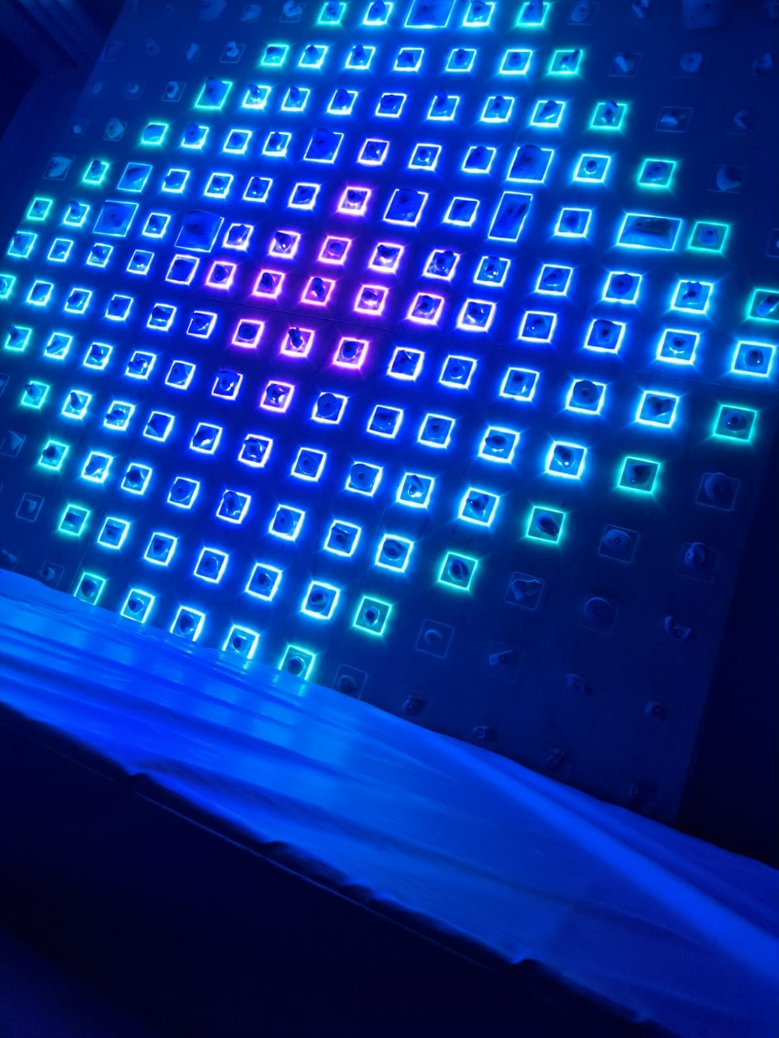 Flashwall mit blauer Lichtstimmung