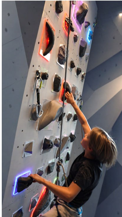 Kind beim Klettern an der Flashwall