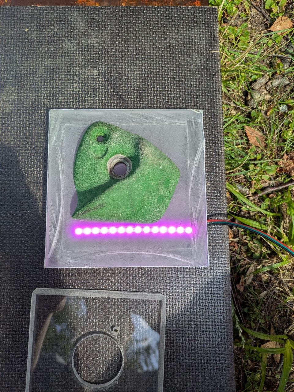 Klettergriff mit integrierter LED-Technik