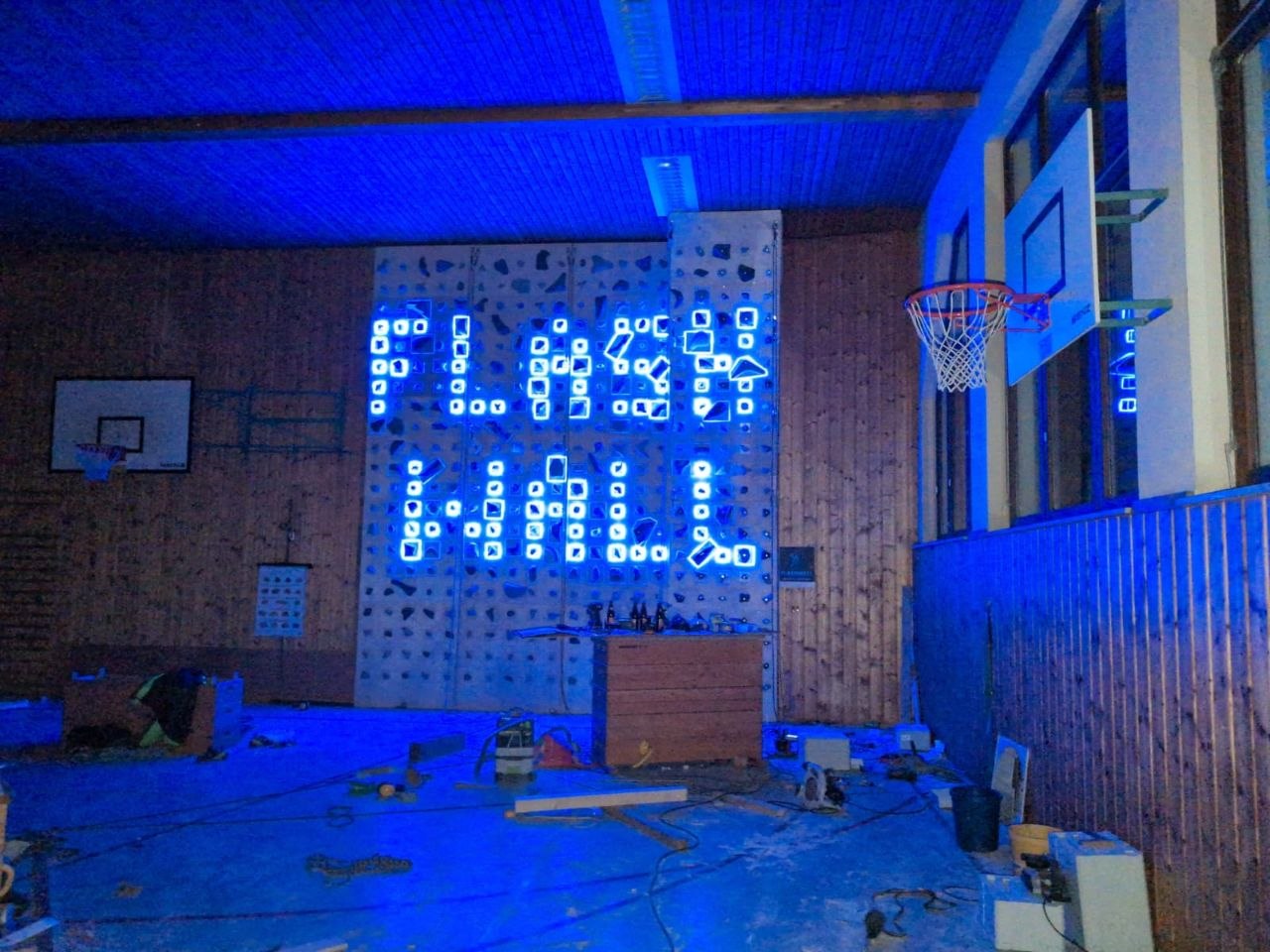 Flashwall mit leuchtendem Schriftzug