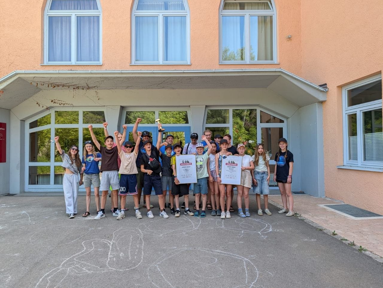 Flashwall-Team mit Urkunde vor der Schule