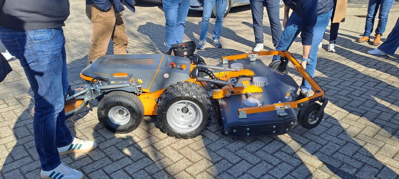 Technik und Vertrieb im Praxiseinsatz